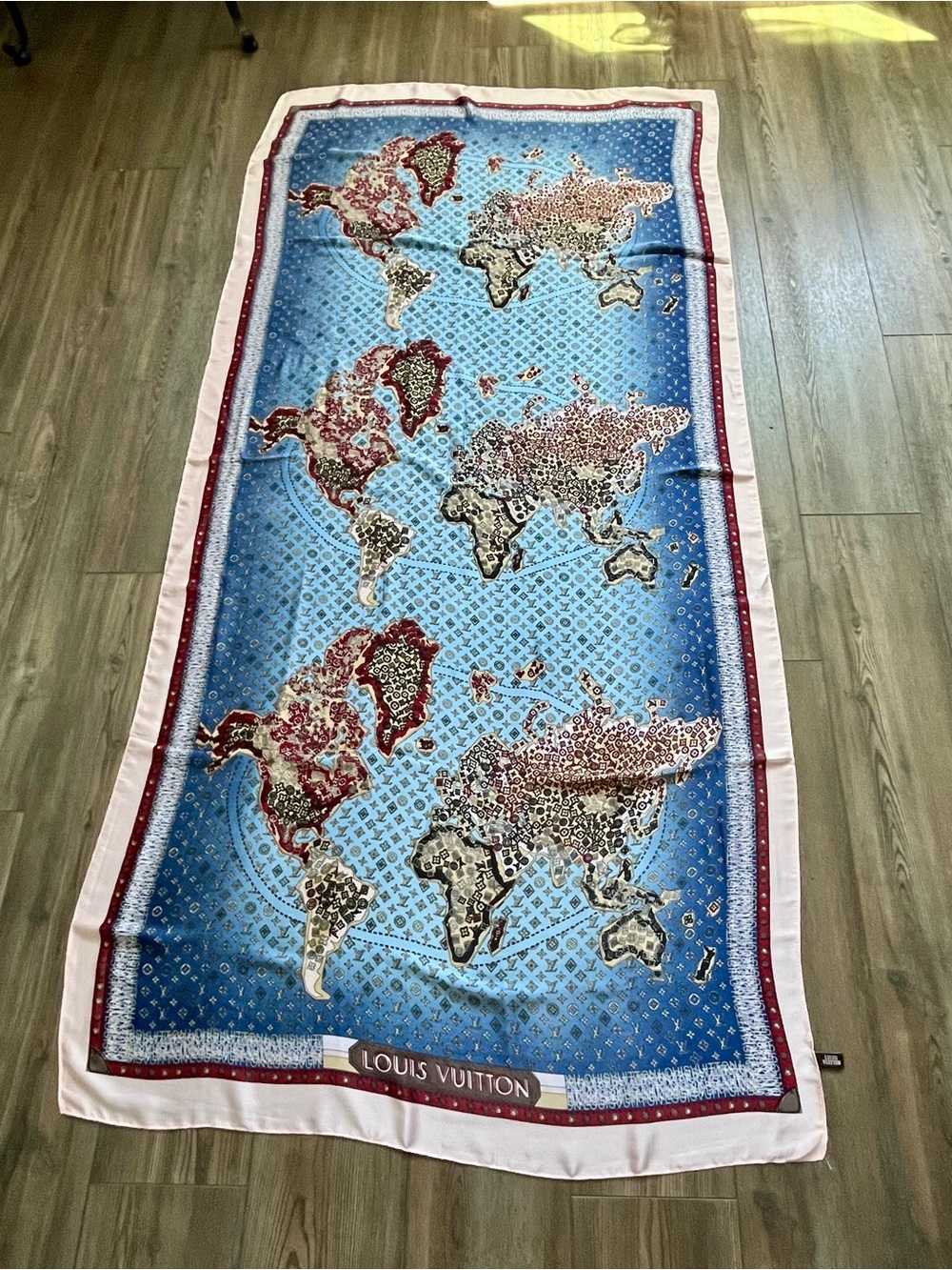 100 % silk Blue, Pink & Burgundy World Map scarf 35/70 inches - Picture 10 of 11